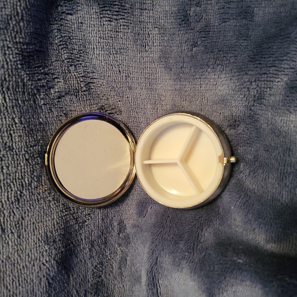 Peace-related grouping of three items. A pendant, a bracelet and a pill holder. - Picture 7 of 10